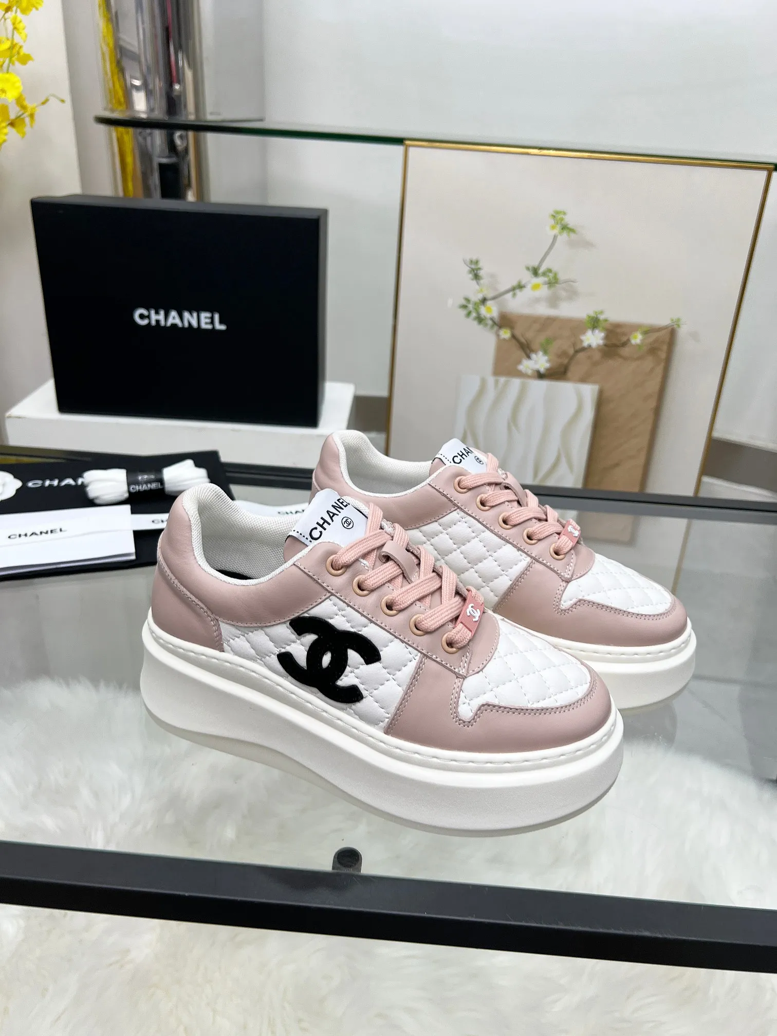 👟👟Ex-factory price 480👟👟 CHANEL 25C spring and summer new sports shoes official website is available at the same time ❤️ Counter out-of-stock kings. Major bloggers are recommending new styles on social days. This season’s new styles are simply eye-catching and look great on the feet. The casual casual sports style is refreshing and natural, interpreting Chanel’s fashionable femininity. The overall customization makes all sports models on the market at that time obsolete. This series is now available for sale! The upper is made of custom imported pebbled calf leather ➕ custom frosted calf leather. The lining is made of original one-to-one professionally customized mesh. Hardware accessories. Original full set of molds (not common in the market). Original custom molded TPU combination outsole. Height 4 cm. Women's size 35-39.